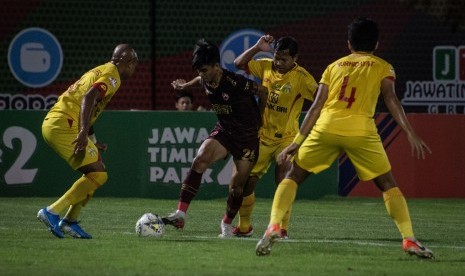 Pesepak bola PSM Makasar M Rizky (kedua kiri) berusaha melewati hadangan tiga pesepak bola Bhayangkara FC Anderson Sales (kiri), Adam Alis (kedua kanan), dan Nurhidayat dalam lanjutan Liga 1 Indonesia di Stadion PTIK, Jakarta, Selasa (29/10/2019).