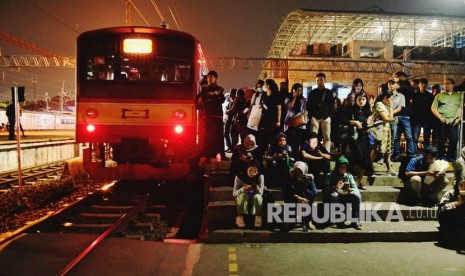 Sejumlah calon penumpang menunggu KRL di Stasiun Manggarai, Jakarta.