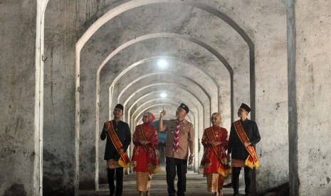 Wali Kota Padang Mahyeldi (tengah), didampingi duta pariwisata, melihat bangunan Silo Gunung yang merupakan bekas gudang penampungan batubara di Pelabuhan Teluk Bayur, Padang, Sumatera Barat, Selasa (29/10/2019). 