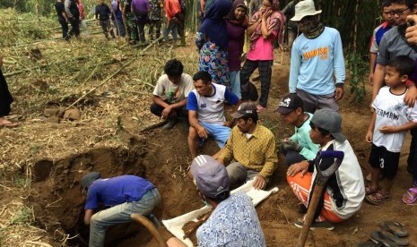 Badan Penanggulangan Bencana Daerah (BPBD) Cianjur, Jawa Barat, mencatat pergerakan tanah kembali terjadi di Kampung Bojongkasih, Desa Sindangsari, Kecamatan Kadupandak (Ilustrasi pergerakan tanah)