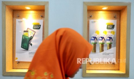 PT Bank Syariah Mandiri meluncurkan layanan digital (digital branch) berbasis teknologi di Graha Mandiri Syariah Makassar. Foto pegawai Bank Syariah Mandiri (Mandiri Syariah), (ilustrasi).