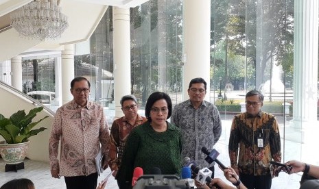 Menteri Keuangan Sri Mulyani usai menghadap Wakil Presiden Maruf Amin. Wapres meminta Menkeu Sri Mulyani melakukan perbaikan soal gaya mewah pejabat pajak.