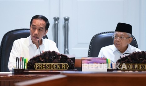 Presiden Joko Widodo (kiri) didampingi Wakil Presiden Ma'ruf Amin (kanan) memimpin rapat kabinet terbatas di Kantor Presiden, Jakarta, Rabu (20/10/2019). 