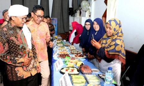 Mitra binaan program Kampung Wirausaha Garudafood area Bandung memamerkan ratusan varian resep olahan hasil kreasi mereka di acara 'Kompetisi Kreasi Olahan Produk Garudafood Kampung Wirausaha Bandung 2019' yang dilaksanakan di Aula Daruul Hajj, Ponpes Daarut Tauhiid Bandung, Jawa Barat (24/10)