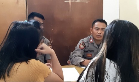 Polisi memeriksa muda-mudi yang diduga terlibat bisnis prostitusi daring.