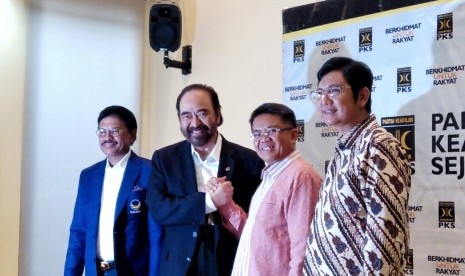 Ketua Umum Partai Nasdem, Surya Paloh melakukan pertemuan dengan Presiden Partai Keadilan Sejahtera (PKS), Sohibul Iman, di kantor DPP PKS, Pasar Minggu, Jakarta, Rabu (30/10).