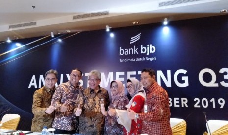 Direktur Utama Bank Pembangunan Daerah Jawa Barat dan Banten (BJB) Yuddy Renaldi bersama direksi lainnya usai mengadakan analys meeting kuartal tiga 2019 di Hotel Ritz Carlton Pasific Place, Jakarta, Rabu (30/10)