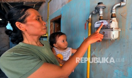 Ibu rumah tangga memperhatikan meter ukur sambungan gas  (ilustrasi). Pemerintah akan membangun 20 ribu sambungan gas di Pekanbaru.