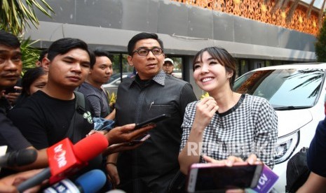 Artis Gisella Anastasia (kanan) didampingi penasehat hukumnya Sandiy Arifin (kiri) menjawab pertanyaan wartawan usai menjalani pemeriksaan di Krimsus, Polda Metrojaya, Jakarta, Rabu (30/10/2019).