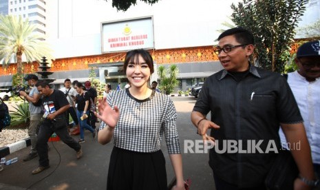 Artis Gisella Anastasia (kiri) didampingi penasehat hukumnya Sandiy Arifin (kanani) berjalan keluar gedung usai menjalani pemeriksaan di Ditkrimsus, Polda Metrojaya, Jakarta, Rabu (30/10/2019).