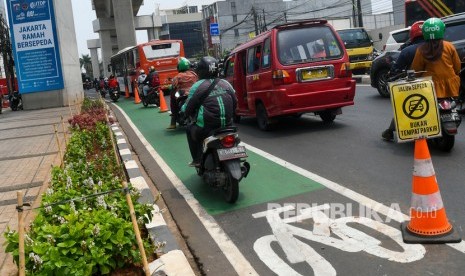 Pengendara sepeda motor melintasi jalur sepeda di Jalan Fatmawati, Jakarta, Kamis (31/10/2019). 