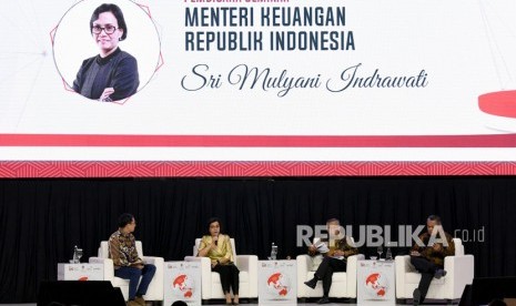 Menteri Keuangan Sri Mulyani Indrawati (kedua kiri) bersama Gubernur Bank Indonesia Perry Warjiyo (kanan), Ketua Dewan Komisioner Otoritas Jasa Keuangan (OJK), Wimboh Santoso (kedua kanan) dan Moderator Ade Mulya (kiri) dalam seminar disela-sela CEO Networking 2019 di Jakarta, Kamis (31/10/2019). 