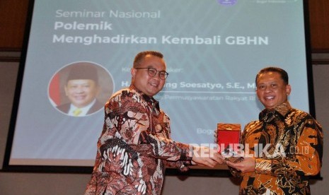 Rektor IPB Arif Satria (kiri) menyerahkan cenderamata kepada Ketua MPR Bambang Soesatyo (kanan) saat Seminar Nasional di Auditorium Andi Hakim Nasution, Kampus IPB Dramaga, Kabupaten Bogor, Jawa Barat, Kamis (31/10/2019).