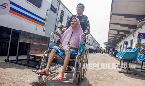 Petugas membawa warga menggunakan kursi roda untuk menjalani pemeriksaan kesehatan gratis di dalam kereta kesehatan (Rail Clinic) PT Kereta Api Indonesia (KAI) Daerah Operasi I Jakarta di Stasiun Karawang, Karawang, Jawa Barat, Kamis (31/10). 