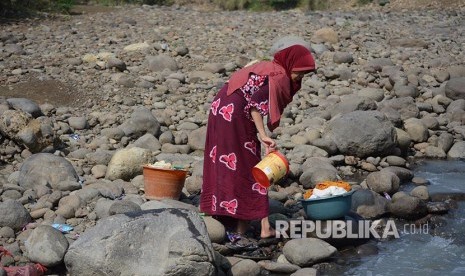 Warga memanfaatkan air dari dasar sungai Cipamingkis yang mengering selama kemarau