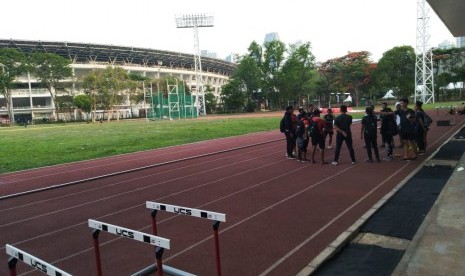 Suasana pemusatan latihan atletik Indonesia di Stadion Madya Gelora Bung Karno Jakarta, Kamis (31/10).