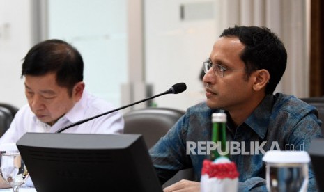 Menteri Pendidikan dan Kebudayaan Nadiem Makarim (kanan) dan Menteri Perencanaan Pembangunan Nasional/Kepala Bappenas Suharso Monoarfa (kiri) menyimak arahan Presiden Joko Widodo saat rapat terbatas penyampaian program dan kegiatan bidang pembangunan manusia dan kebudayaan di Kantor Presiden, Jakarta, Kamis (31/10/2019).