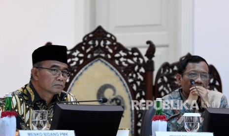 Menko PMK Muhadjir Effendy (kiri) dan Menko Polhukam Mahfud MD (kanan) mengikuti rapat terbatas tentang penyampaian program dan kegiatan bidang pembangunan manusia dan kebudayaan di Kantor Presiden, Jakarta, Kamis (31/10/2019). 