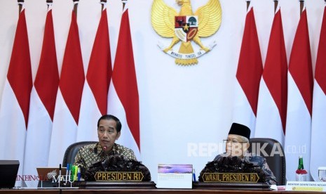 Presiden Joko Widodo (kiri) didampingi Wakil Presiden Maruf Amin (kanan) memimpin rapat terbatas penyampaian program dan kegiatan bidang pembangunan manusia dan kebudayaan di Kantor Presiden, Jakarta, Kamis (31/10/2019).