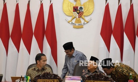 Presiden Joko Widodo (kiri) bersama Wakil Presiden Maruf Amin berbincang dengan Menteri Agama Fachrul Razi (tengah) dan Wakil Menteri Agama Zainut Tauhid Saadi (kanan) sebelum rapat terbatas penyampaian program dan kegiatan bidang pembangunan manusia dan kebudayaan di Kantor Presiden, Jakarta, Kamis (31/10/2019). 