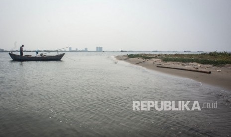 Nelayan beraktivitas di atas kapalnya di kawasan Pulau G, perairan Teluk Jakarta, Jakarta Utara, Kamis (31/10/2019). 