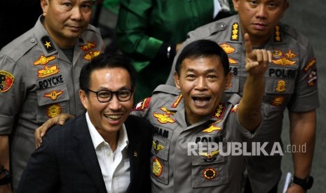 Ketua Komisi III DPR Herman Hery (bawah, kiri) 