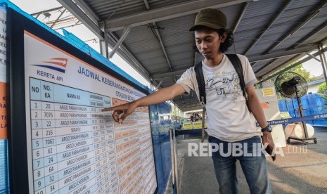 Penumpang menunjuk jadwal keberangkatan Kereta Api (KA) jarak Jauh di Stasiun Bekasi, Jawa Barat, Kamis (31/10/2019). 