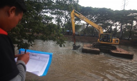 Aparat Pemerintah Kabupaten Tangerang, Banten, melakukan pengerukan timbunan sampah di bantaran Sungai Cisadane di Kecamatan Teluknaga.  Foto: Petugas melakukan pengerukan lumpur di aliran Sungai Cisadane di Sangego, Kota Tangerang, Kamis (31/10/2019).