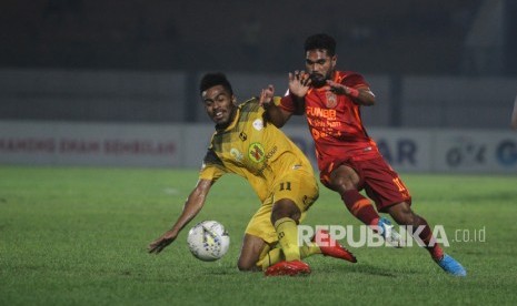 Pesepak bola Barito Putera Yakob Sayuri (kiri) berebut bola dengan pesepak bola Borneo FC Rifal Lastori (kanan) dalam pertandingan lanjutan Liga 1 2019 di Stadion Demang Lehman Martapura, Kalimantan Selatan, Kamis (31/10/2019). 