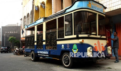 Petugas memeriksa kondisi bus pariwisata Patriot yang terparkir di Kantor Organda Kota Bekasi, di Bekasi, Jawa Barat, Kamis (31/10/2019). 