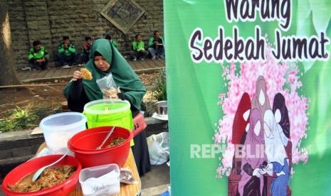 Ibu-ibu Majelis Taklim Al-Ukhuwah menyiapkan makanan untuk sedekah makanan kepada pengguna jalan di jalan raya.