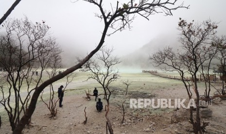 Basarnas Siagakan Tim di Objek Wisata Jabar. Pengunjung berada di kawasan wisata Kawah Putih, pegunungan Patuha, Ciwidey, Kabupaten Bandung, Jawa Barat.