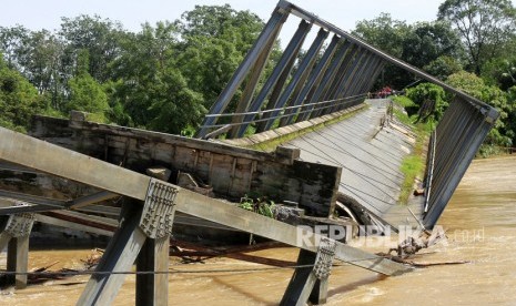 Ilustrasi jembatan ambruk. Hujan lebat selama tiga jam membuat jembatan Cijuray di Dusun Seming, Desa Baok, Kecamatan Ciwaru, Kabupaten Kuningan, ambruk, Sabtu (25/1) sekitar pukul 14.30 WIB. 