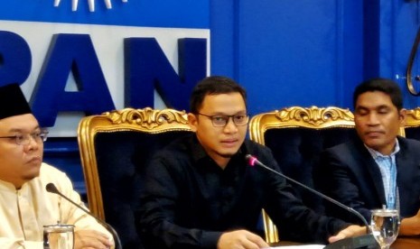 Wakil Ketua Umum PAN, Hanafi Rais (tengah) menanggapi sejumlah isu yang beredar, di Gedung Nusantara I, Kompleks Parlemen, Jakarta, Jumat (1/11).