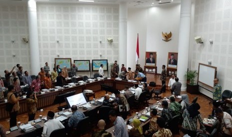 Wakil Presiden Maruf Amin memimpin rapat perdana penanggulanagan kemiskinan dan pencegahan stunting di Kantor Wakil Presiden, Jakarta, Jumat (1/11).