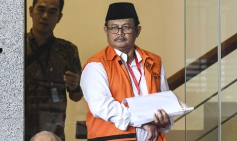 Tersangka Bupati Indramayu nonaktif Supendi (kanan).