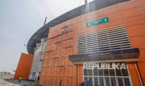 Pekerja melakukan perbaikan Stadion Pakansari, Cibinong, Bogor, Jawa Barat, Jumat (1/11/2019).