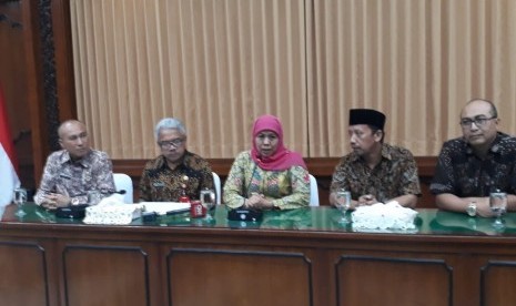 Gubernur Jatim Khofifah Indar Parawansa (tengah), Kepala Dinas Tenaga Kerja dan Transmigrasi Jatim Himawan Estu Bagijo (kedua kiri), dan Ketua DPD SPSI Jawa Timur Ahmad Fauzi (kedua kanan) menggelar konferensi pers terkait penetapan UMP Jatim tahun 2020 di Ruang Kerja Gubernur Jatim, Surabaya, Jumat (1/11).