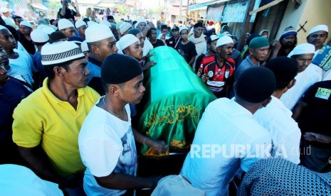 Keluarga dan kerabat mengusung keranda berisi jenazah pemain Timnas U-16 Indonesia, Alfin Lestaluhu menuju Tempat Pemakaman Umum (TPU) Desa Tulehu, Kecamatan Salahutu, Pulau Ambon, Kabupaten Maluku Tengah, Maluku, Jumat (1/11/2019).