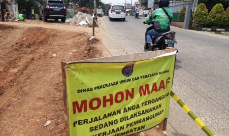 Pembangunan pelebaran Jembatan Ratu Jaya yang menghubungkan Jalan Kartini dan Jalan Citayam selain dikeluhkan pengguna jalan juga dipersoalkan warga. Akibat dari pembangunan jembatan tersebut menimbulkan kemacetan parah para jam-jam sibuk, pagi dan sore hari di dua arah, dari Jalan Kartini menuju Jalan Citayam dan sebaliknya. 