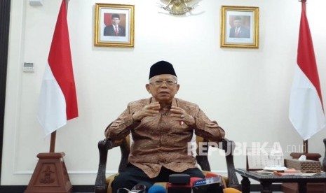 Wakil Presiden Ma'ruf Amin saat diwawancarai wartawan di Kantor Wakil Presiden, Jakarta, Jumat (1/11).