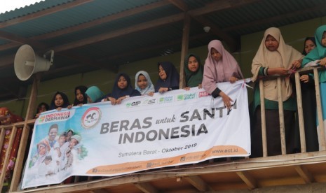 ACT Sumbar Mendistribuskian 2 Ton Beras Untuk Santri di Sumbar, Jumat (1/11). 