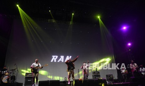 Grup band RAN tampil menghibur penonton pada Festival Sewindu Tulus di Istora Senayan, Jakarta, Jumat (1/11/2019). 