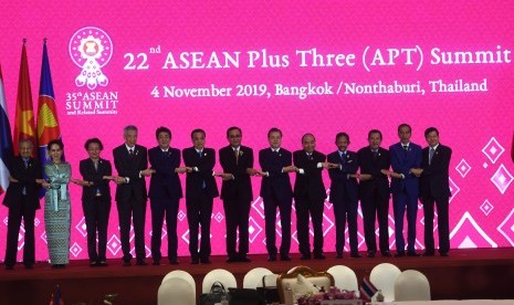 Presiden Joko Widodo (kedua kanan) mengikuti KTT ke-22 ASEAN Plus Three (APT) di Bangkok, Thailand, Senin (4/11/2019).