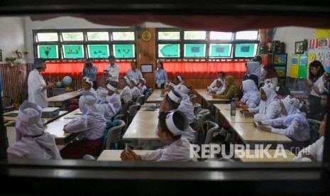 Menteri Keuangan Sri Mulyani (kiri) menyampaikan materi disela-sela Kemenkeu Mengajar di SDN Kenari 1 Jakarta, Senin (4/11/2019).