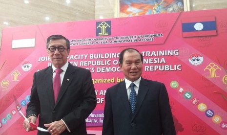 Menteri Hukum dan HAM RI Yasonna Laoly (kiri) bersama Menteri Hukum dan Kehakiman Laos Saysy Santyvong usai penandatangan Memorandum of Cooperation (MoC) di bidang hukum, kawasan Kemenkumham, Jakarta Selatan, Senin (4/11).