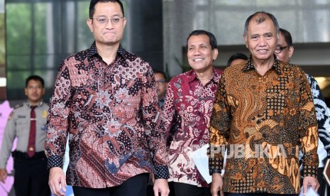 Menteri Sosial (Mensos) Juliari Batubara (kedua kiri) dan Ketua Komisi Pemberantasan Korupsi (KPK) Agus Rahardjo (kanan) berjalan usai melakukan pertemuan di Gedung KPK, Jakarta, Senin (4/11/2019). 