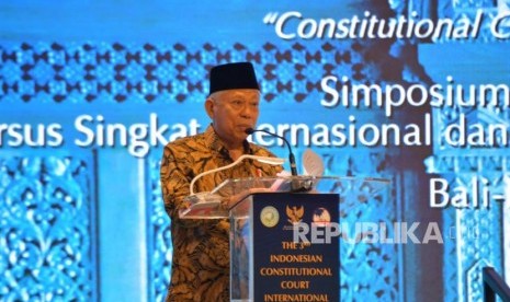 Wakil Presiden Ma'ruf Amin saat meresmikan pembukaan simposium internasional ke-3 Mahkamah Konstitusi, di Bali, Senin (4/11).