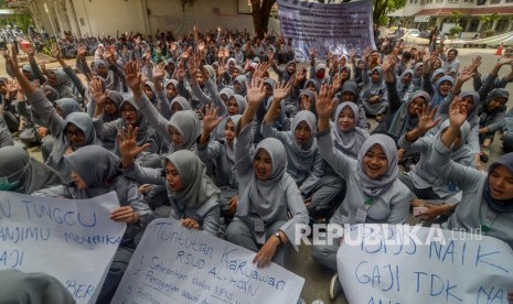 Ratusan karyawan RSUD Al Ihsan yang terdiri dari dokter, perawat dan staf melakukan aksi di kompleks RSUD Al Ihsan, Kabupaten Bandung, Jawa Barat, Senin (4/11/2019). 