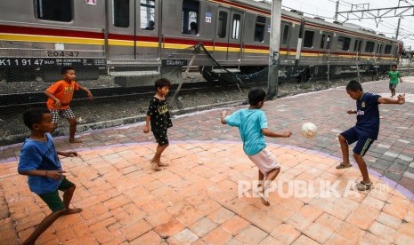 Sejumlah anak bermain sepak bola di kawasan Duri, Jakarta, Senin (4/11/2019).